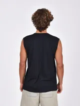 Musculosa negra con cuello redondo y sisas amplias, con estampado frontal en blanco que dice "BOSTON 33" con efecto desgastado.