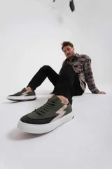 Zapatillas deportivas color verde militar con detalles en negro y beige. Presentan cordones negros, suela blanca y un rayo beige en el lateral.