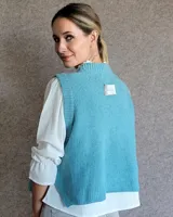 Chaleco de punto marrón con cuello redondo y sisas amplias.