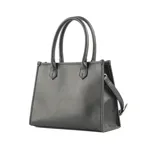 Cartera negra de cuero sintético con textura graneada, doble asa corta y correa larga regulable extraíble. Tiene cierre superior, bolsillo interno con cierre y dos bolsillos abiertos.