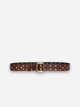 Cinturón marrón de cuero con tachas plateadas y hebilla metálica cuadrada.