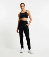 Pantalón deportivo tipo jogger color negro, confeccionado en viscosa, con elástico y lazo en la cintura y bolsillos laterales.
