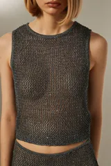 Top cropped sin mangas de poliéster con lentejuelas y cuello a la base.