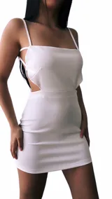 Vestido blanco ajustado, con tirantes delgados y abertura lateral.