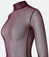Blusa de tule color borgoña, de cuello alto y manga larga.