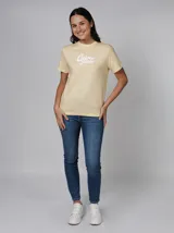 Remera color amarillo claro con logo Calvin Klein estampado en blanco.