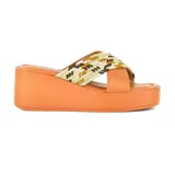 Sandalias con plataforma color naranja, con dos tiras anchas sobre el empeine, una de cuero liso y otra tejida en tonos marrón, beige y dorado.