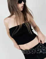Top strapless negro de tejido texturado y elastizado.