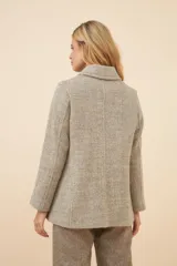 Chaquetón de lana fina color beige con cuello solapa, doble abotonadura frontal, bolsillos ojal y forro al tono.