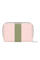 Billetera rectangular con cierre perimetral, color negro con una franja central gris. Presenta un aplique metálico en forma de corazón sobre la franja gris.