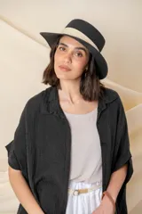 Camisa larga verde salvia de viscosa y tencel, con calce holgado y bolsillos laterales.