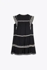 Minivestido negro de algodón con bordados florales blancos en cuello, mangas y ruedo.