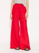 Pantalón wide leg de lino color rojo, con tiro medio, cintura elastizada, bolsillos delanteros y cinta espiga en laterales.