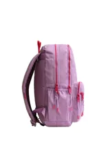 Mochila escolar color rosa claro con detalles en verde menta en los cierres y tiradores. Presenta dos bolsillos frontales con cierre y un parche con el logo de la marca. En el bolsillo inferior derecho tiene bordado el texto "love yourself" en color celeste.