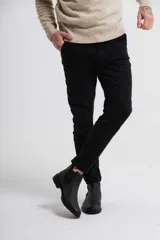 Pantalón de jean negro de corte recto.