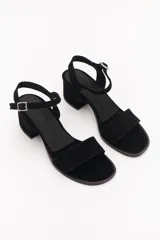 Sandalias con taco de madera, tira delantera y tobillera con estampado animal print.