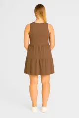 Vestido corto verde oliva, de bretel ancho, cuello en V y falda escalonada con frunces.