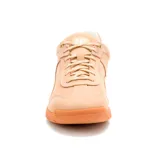 Zapatillas urbanas Caterpillar Versy Lo color beige con suela marrón.