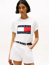 Remera blanca de algodón con cuello redondo y logo de Tommy Hilfiger estampado en el pecho.