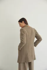 Tapado corto entallado color marrón claro con textura de espiga, cuello solapa y manga larga. Cierre frontal con botones.