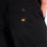 Pantalón cargo negro de corte recto, con bolsillos laterales con solapa y botón, bolsillos traseros de parche con solapa y botón, bragueta con cremallera y botón.