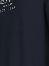 Remera de manga larga azul marino, con cuello redondo y logo de Tommy Hilfiger estampado en el pecho.