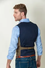 Chaleco de tweed marrón con diseño a cuadros, cierre frontal con botones dorados y dos bolsillos delanteros.