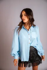 Camisa color beige de muselina con bordado en la parte delantera y manga globo con puño.