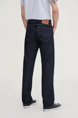 Pantalón de jean azul oscuro, corte recto, tiro alto y cinco bolsillos.