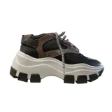 Zapatillas deportivas color beige con cordones a rayas en blanco y negro, suela de goma con plataforma y diseño chunky.