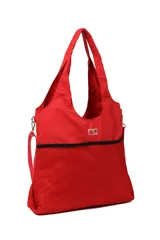 Bolso rojo tipo tote con bolsillo de red en la parte inferior y correa larga ajustable.