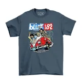Remera negra de algodón con estampado del logo de la banda Blink 182 y una camioneta con los integrantes de la banda.