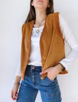 Chaleco camel de pana con cuello y sisas de corderito.
