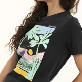 Remera negra de corte regular con estampa de paisaje de playa con palmeras y texto 'California' y 'Reef'.