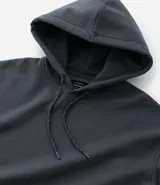 Saco con capucha color beige, con cordón ajustable, bolsillo canguro, mangas largas y barras ajustadas. Confeccionado en algodón con felpa, de corte comfort.