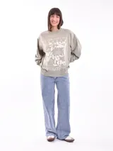 Buzo color beige con estampado de flores y texto en blanco.