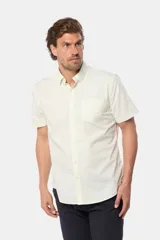 Camisa de hombre color azul marino, de manga corta, con cuello clásico, cierre frontal con botones y bolsillo en el pecho.