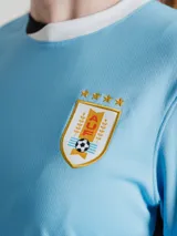 Camiseta de fútbol Nike de la selección uruguaya, modelo Stadium, color celeste con detalles en blanco y negro. Incluye escudo de la AUF y logo de Nike en el frente.