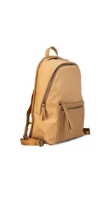 Mochila negra de tela impermeable con detalles en cuero sintético. Tiene un compartimento principal con cierre, un bolsillo frontal con cierre y un compartimento interno para notebook de 15 pulgadas.