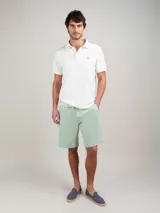 Bermuda de hombre color azul marino, marca El Ganso, de tejido 77% algodón, 20% algodón reciclado y 3% elastán. Corte Regular Fit. Tiene dos bolsillos laterales y bolsillos traseros con cintas insertadas. Tinte pigmentario consiguiendo un color desgastado.