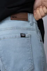 Pantalón de jean gris oscuro, de corte recto, con bolsillos delanteros y traseros.