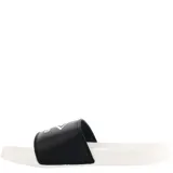 Chancletas Umbro Locker Room color lila con logo blanco.