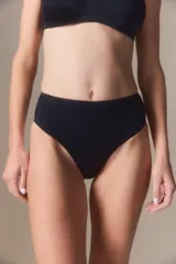 Vedetina de tiro alto color beige, confeccionada en tejido tricot liso.