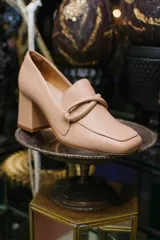 Zapato clásico de cuero azul marino, con aplique decorativo en el empeine y taco cuadrado.