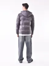 Campera puffer azul marino con capucha y cierre frontal.