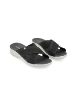 Sandalias negras de mujer con capellada textil, forro de poliéster y suela de poliuretano.