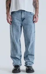 Pantalón de denim celeste con lavado clásico, cinco bolsillos y corte wide leg.