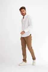 Camisa blanca de manga larga con cuello clásico y corte recto.