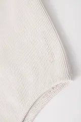 Body blanco de lycra con breteles finos y escote redondo.