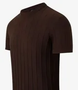 Remera de manga corta color marrón, con cuello redondo y textura acanalada vertical. Confeccionada en viscosa y poliamida.